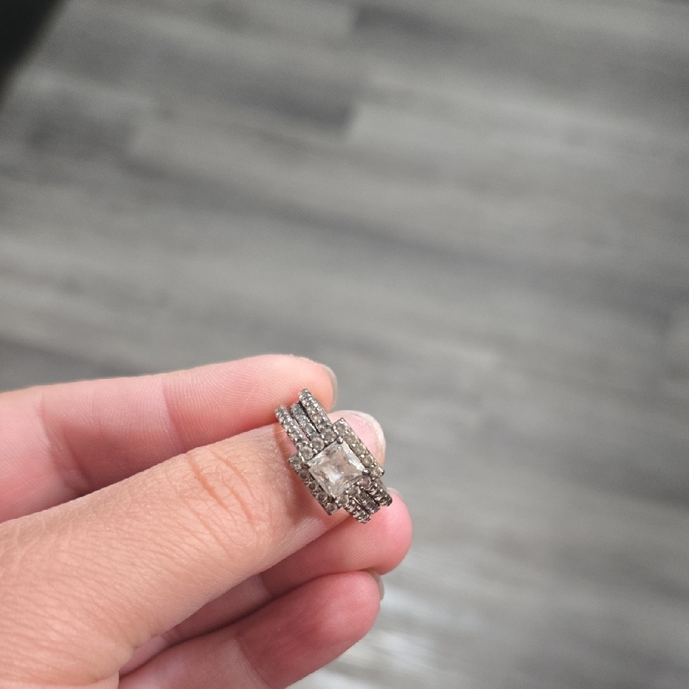 Stunning Silver Women's Ring with Clear Gemstone